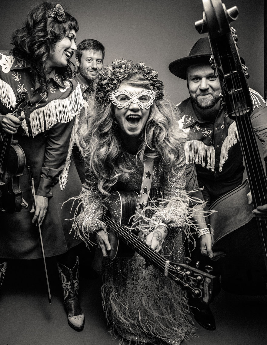 2_SierraFerrellwithband_AMABackstage2022_DavidMcClisterPhoto-0517